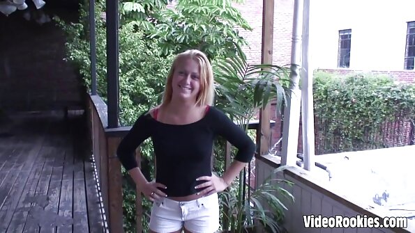 漂亮的金发女郎喜欢用他妈的机器单独手淫