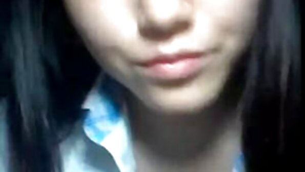 漂亮的金发女郎处理巨大的鸡巴并在她的洞里享受它