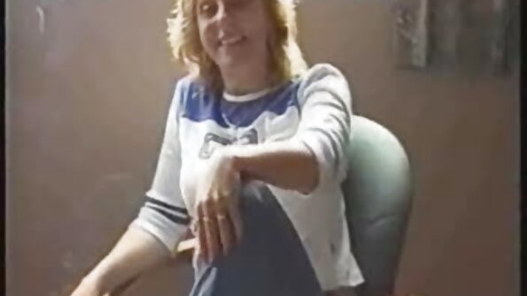 几位女士在一辆黑色的豪华轿车里进行非常热情的狂欢