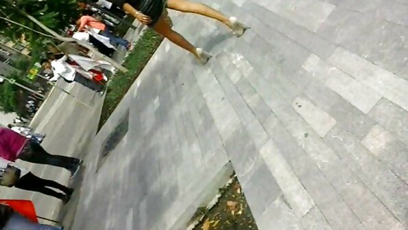 一个肮脏的拉丁荡妇的光滑和光滑的屄被性交