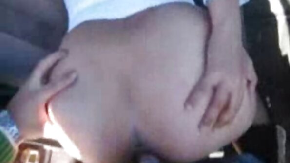 强壮的家伙在空荡荡的健身房里敲打金发女郎