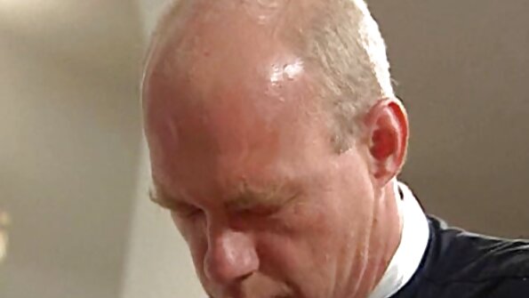 令人惊叹的青少年对情人的轴感到满意