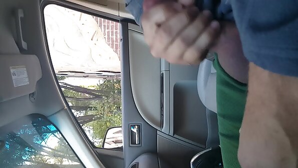 高大的黑发少女宝贝有一个惊人的肛门体验