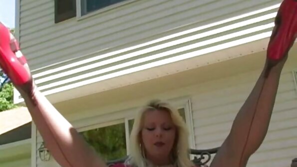 青少年小姐想在她最喜欢的黑色沙发上被积极地撞击