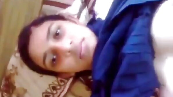 三人异族铁杆与亚洲公鸡饥饿的女孩