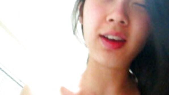 紧的青少年在她男朋友骑的后座上狠狠地钉住了