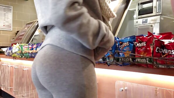 两个出色的女同性恋者在桌子上做爱