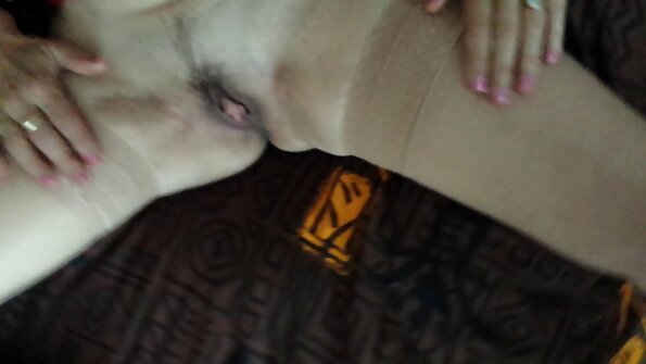 两个女同性恋只需要一个沙发就可以一起做爱和暨