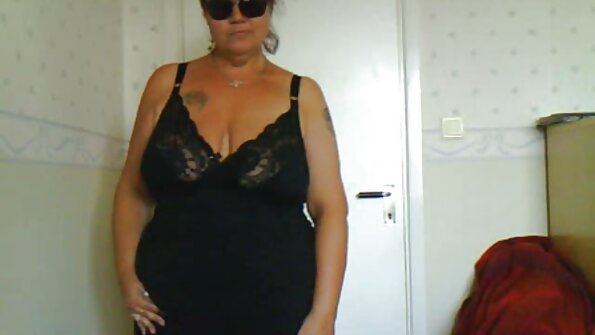 白纸男孩给了乌木女孩一个她需要的东西，即公鸡