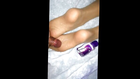 狂野的亚洲小妞在这个铁杆场景中跳上一只公鸡