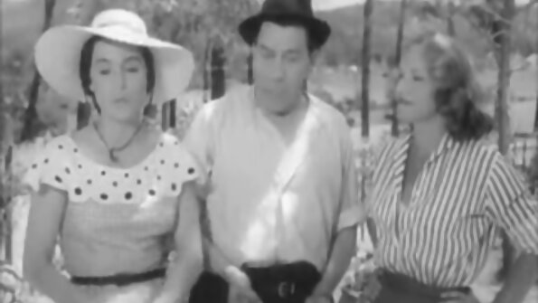 年轻的情侣们在酒店房间里尽情狂欢