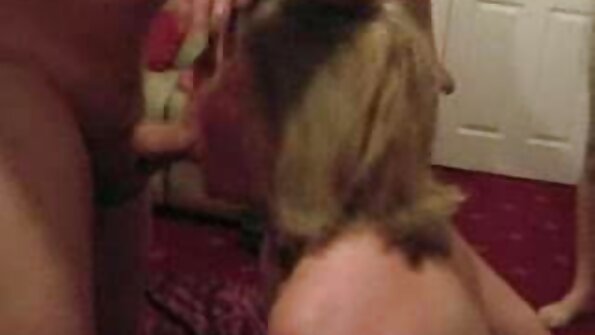 白皮肤的妓女在客厅里被残忍地操