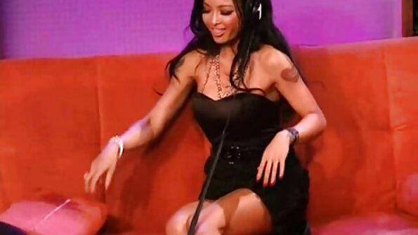 停着的车与一个喜欢大公鸡的长腿女孩发生性关系