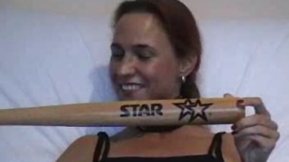 紫发亚洲人与邻居调情，结果是性行为