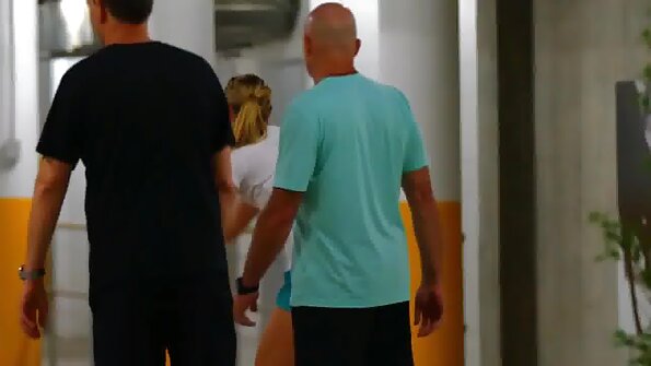 几个辣妹和一些男人在一起，舔和他妈的