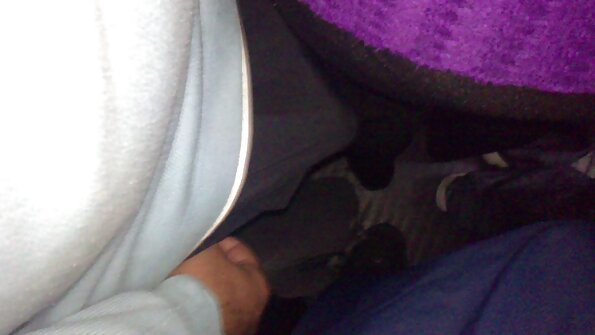 性感的黑发室友并不害羞在镜头前他妈的