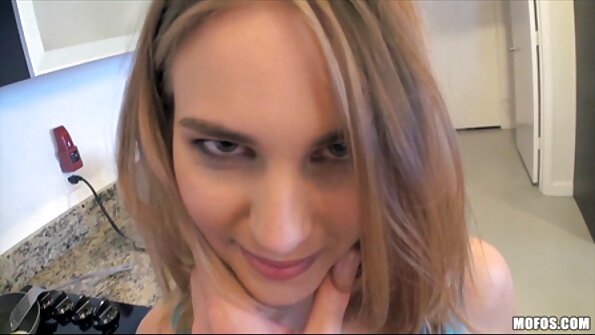 瘦瘦的青少年穿着他的大鸡巴为顽固的万圣节做爱