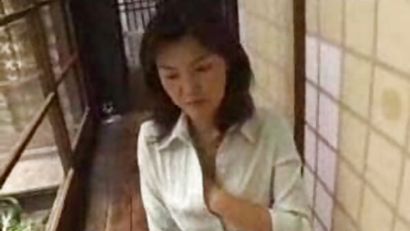 这两个恋人在牧场上全神贯注