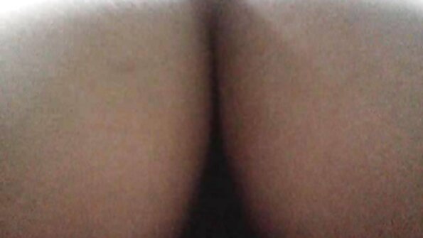 紧身金发在卧室里忍受一些严重的他妈的