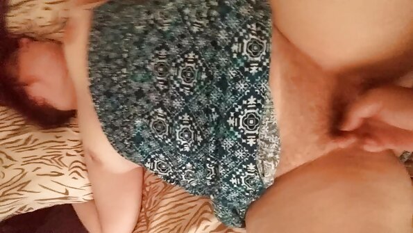 两个惊人的驴子在沙发上热辣的三人行晃来晃去