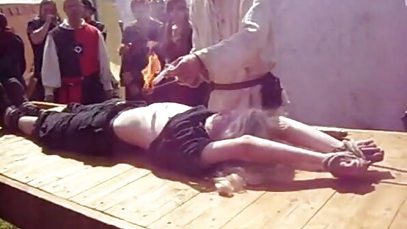 两个大山雀弹跳，因为所有自然的女人都被渗透了