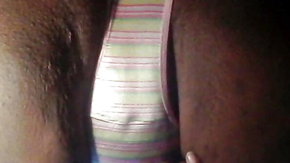 两个喜欢性玩具的婊子坐在镜子上的假阳具上