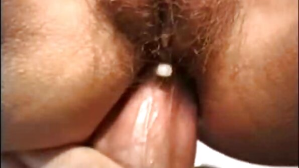 两个女孩在一个三人行，在他们里面得到一个大公鸡