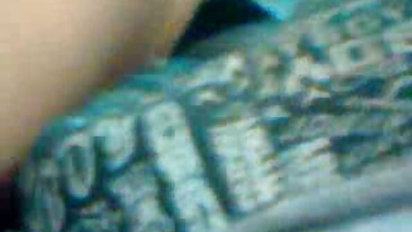 两个热辣的女士在与男人的淫四人行中被狠狠地操