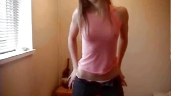 两个辣妹和两个不同的公鸡在惊人的四人组