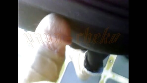 两个性感的女孩在视频中和两个热心的男人玩得很开心