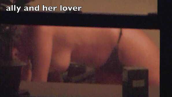 白人在沙发上钉瘦亚洲女友