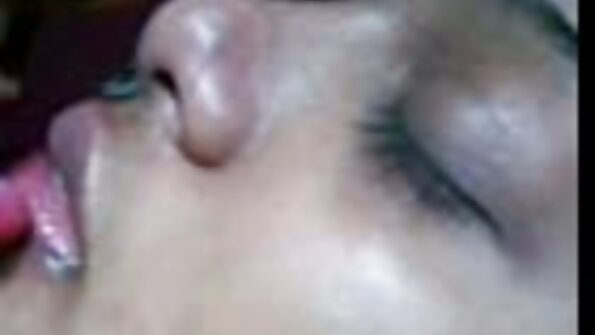 年轻的女同性恋性交三人行与良好的狗的风格