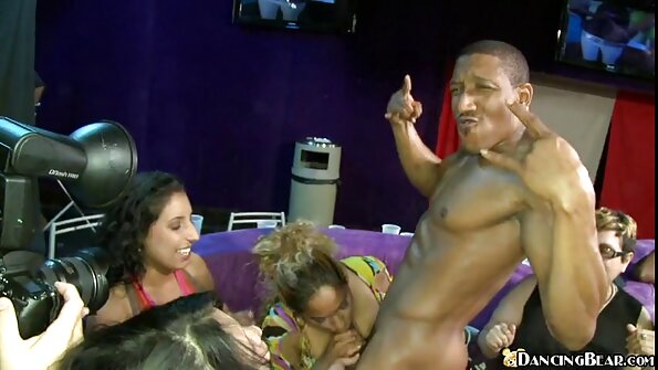 娇小的金发女郎喜欢性爱，并准备好接受性交的一切