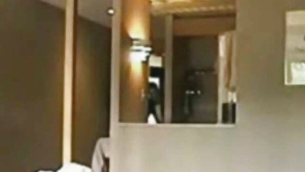 扎着辫子的日本宝贝Nao Mizuki充满激情地吮吸一只漂亮的啄木鸟