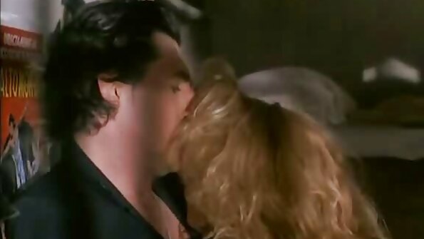 滥交的男人进入卧室与房子的女人交配