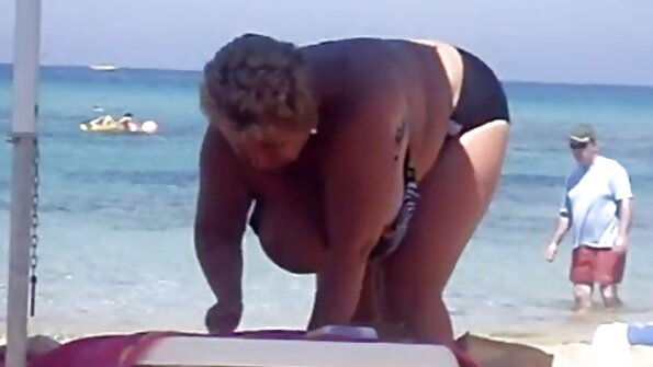 不修边幅的金发女郎科里在家里骑着一只大啄木鸟