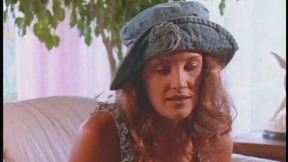 熟练的按摩师让他可爱的客户高兴地呻吟