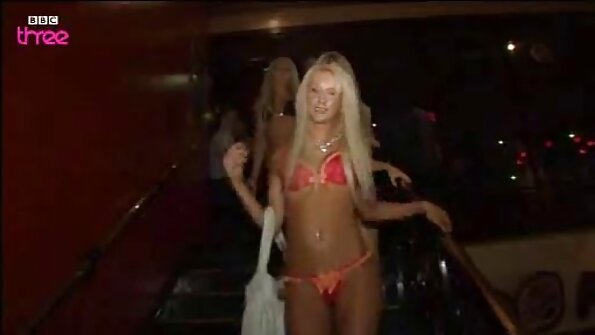 身材苗条的金发女郎像专业人士一样吮吸和乱搞鸡巴