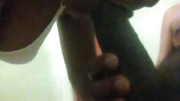 放荡的金发女郎在她丈夫面前与黑人兄弟性交