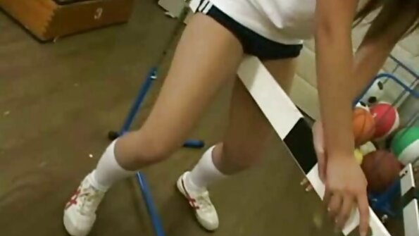 热气腾腾的乌木在铁杆渗透后喝了很多精液