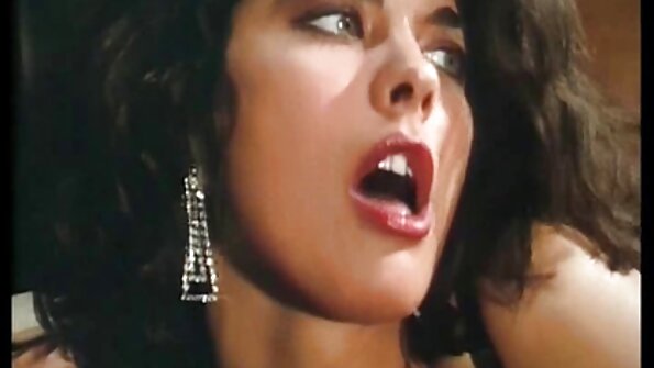 可爱的黑发宝贝在她的屁股洞里得到一个大肉杆