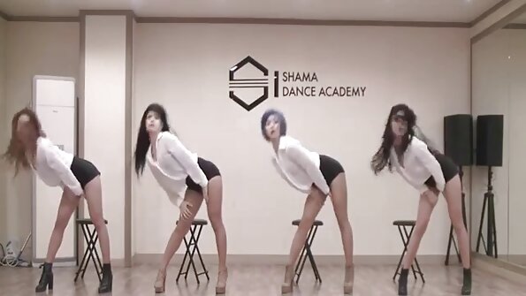 三人行他妈的派对与姜，金发女郎和一个花花公子