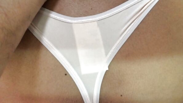 三个女人在三人行的床上欣赏彼此的曲线