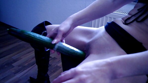 两个爱公鸡的婊子在三人行，收到同一个