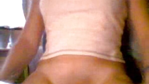 两个金发女郎以一种热辣的方式互相崇拜