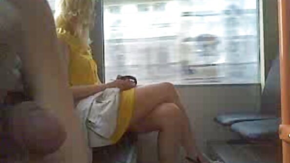 两个穿着性感短靴的可爱女人在三人行中被性交