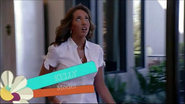 两个辣妹在沙发上，情不自禁地看着对方