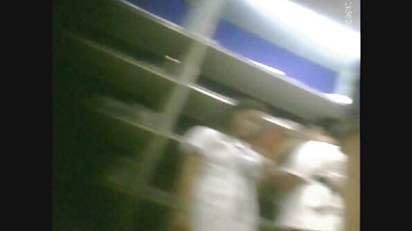 两个喜欢肛交的性感女士正在三人行