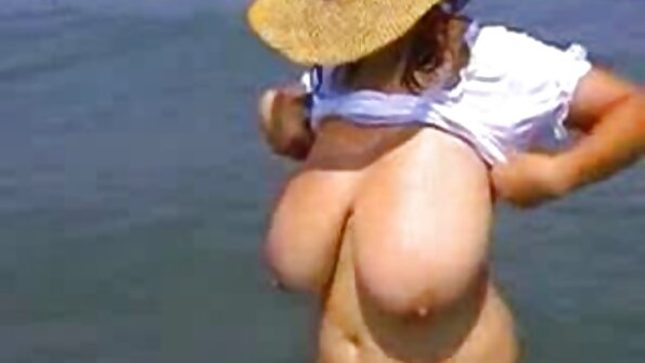 两个喜欢三人行的荡妇和一个好色的家伙下车