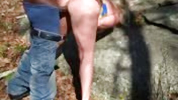 两个既爱阴户又爱鸡巴的青少年正在做性感的事情